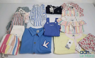 un tas de vêtements posés sur une table