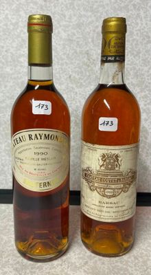 deux bouteilles de vin posées l'une à côté de l'autre sur un comptoir