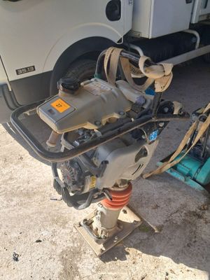 une machine posée au sol à côté d'un camion