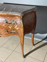 Commode galbée trois faces à décor de marqueterie géométriqu… (photo 4)