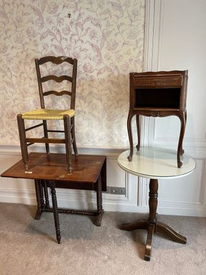 two chairs and a table in the corner of a room
