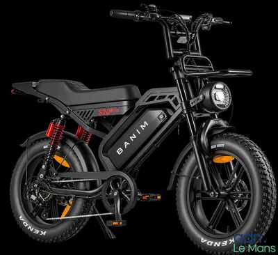 un gros plan d'un vélo électrique noir sur fond noir