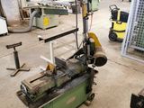 une machine placée au milieu d'une pièce