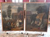 deux tableaux représentant un couple assis sur un plancher en bois