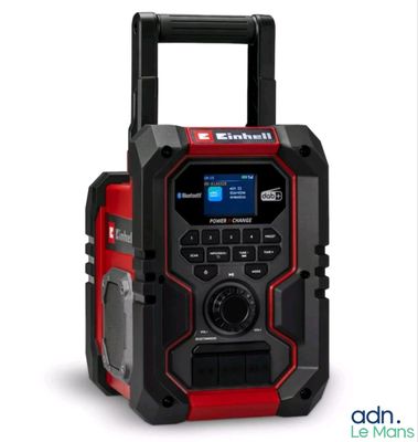 un gros plan d'une radio portable sur laquelle est posée une autre radio