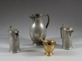 trois vases en argent et une coupe en or posés sur un fond blanc