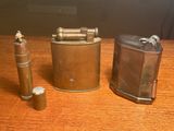 un vieux briquet et son étui posés sur une table en bois