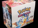 La boîte du jeu de cartes à collectionner Pokémon est présentée sur un fond noir.