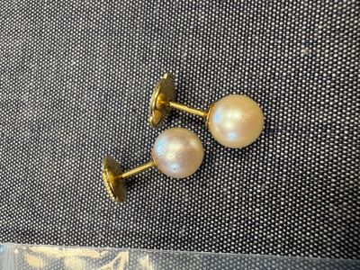 deux paires de boucles d'oreilles en perles dorées sur fond noir