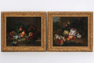 deux tableaux représentant des fruits et des fleurs posés sur une table dans une pièce