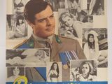 une vieille affiche de cinéma représentant un homme en uniforme militaire