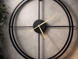 une horloge accrochée au mur de la pièce