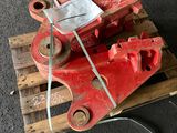 une machine rouge posée sur une palette