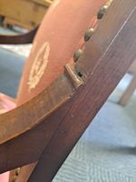 Un fauteuil en bois naturel, le dossier rectiligne en cabrio… (photo 5)