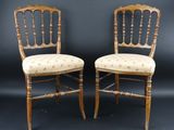 paire de chaises anciennes aux assises rembourrées de motifs floraux
