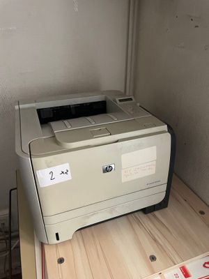une imprimante posée sur une boîte