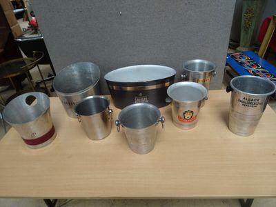 une table sur laquelle se trouvent plusieurs tasses et un bol
