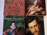 trois livres posés sur une table, dont l'un représente le portrait d'un homme et l'autre celui d'une femme