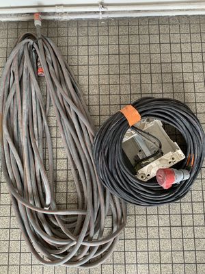 a cable that is laying on the floor next to a wire