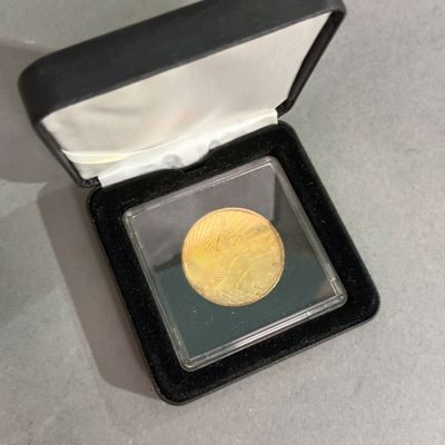 une petite boîte contenant une pièce d'or