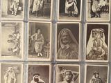 une vieille photo en noir et blanc représentant un groupe de personnes