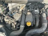 une photo d'un moteur de voiture avec le capot ouvert