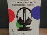 une boîte sur laquelle est posée une paire d'écouteurs