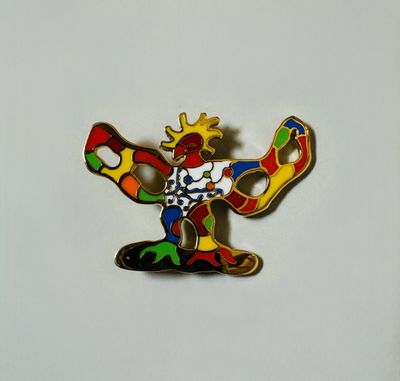 un gros plan sur un pin's représentant un clown sur un skateboard