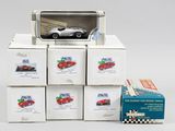 une boîte contenant une petite voiture, à côté d'une pile de boîtes