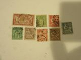 plusieurs types de timbres différents posés sur une table, avec l'ombre d'une personne