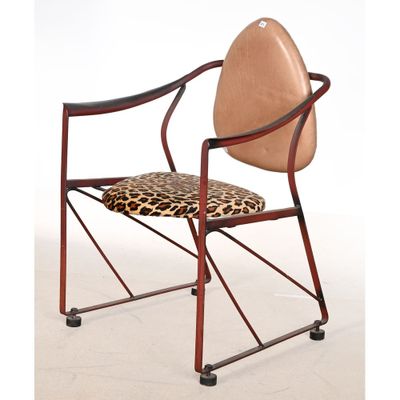 une chaise dont l'assise est ornée d'un motif léopard
