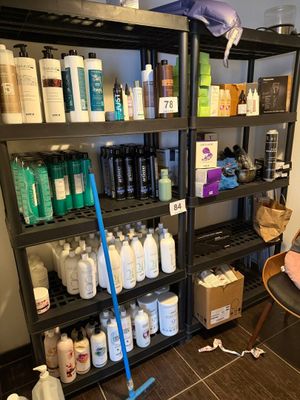 Lot situé sur les 2 étagères en PVC noir, non compris dans l… - Photo 1