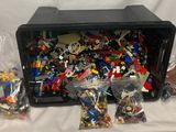 un tas de Lego dans une boîte en plastique posée sur une table