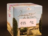 une petite boîte sur laquelle figure l'image d'un bâtiment