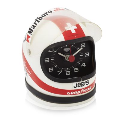 une image représentant une horloge surmontée d'un casque
