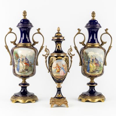 trois vases anciens ornés de scènes peintes sur fond blanc