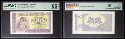 Deux types de monnaie différents sont exposés dans une vitrine.