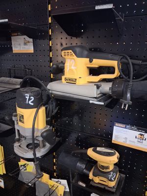 Des outils électriques jaunes et noirs sont exposés dans un magasin