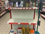 une étagère au milieu d'un magasin, sur laquelle sont disposés des articles
