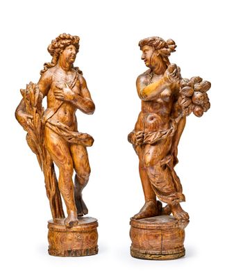 une paire de figurines en bois sculpté représentant une femme et un homme