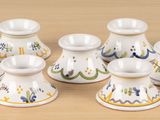 beaucoup de bougies blanches posées sur une table