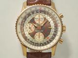 une montre marron et dorée avec un bracelet en cuir marron