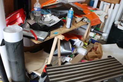 une photo d'une pièce encombrée où se trouvent de nombreux objets