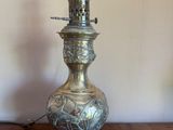 une lampe posée sur une table dans la pièce