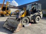 une photo d'un engin de chantier garé devant un immeuble