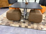 une table avec deux tabourets et une table sur laquelle se trouve un vase