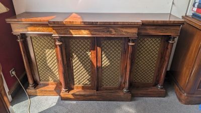 an old radio sitting on top of a wooden table