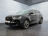 vue de face d'un SUV de couleur sombre garé dans un garage