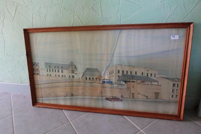 photo encadrée représentant un bâtiment devant lequel se trouve une voiture