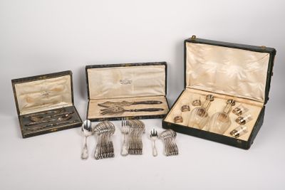 quatre pièces d'argenterie dans un coffret posé sur une table